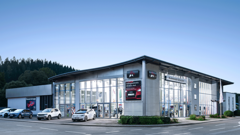 Außenansicht vom Eingang des Autohauses