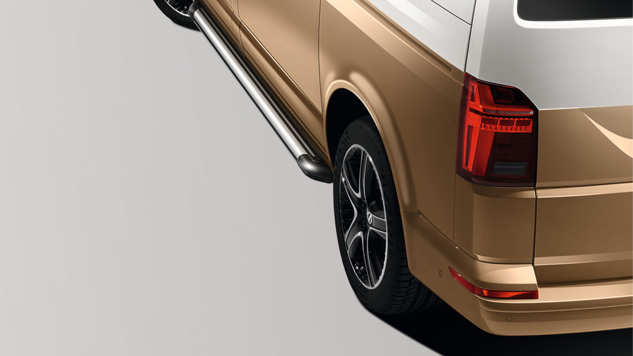 Footboard for the side skirt