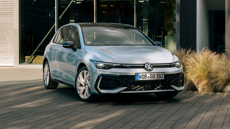 Silberner VW Golf im Halbprofil.