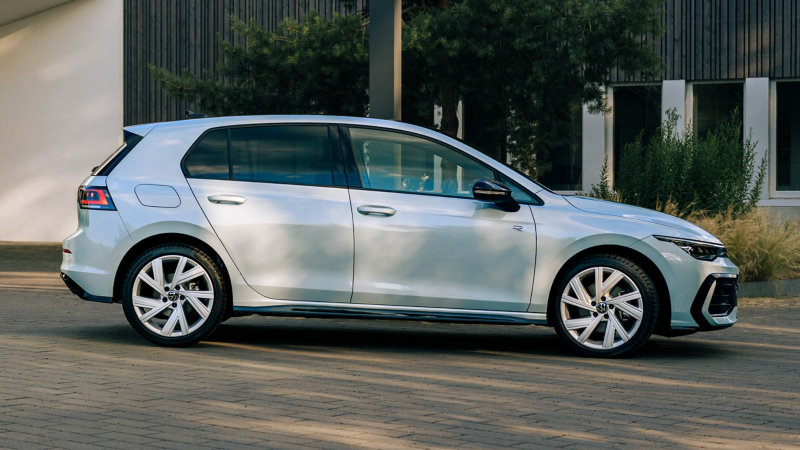 Silberner VW Golf von der Seite.