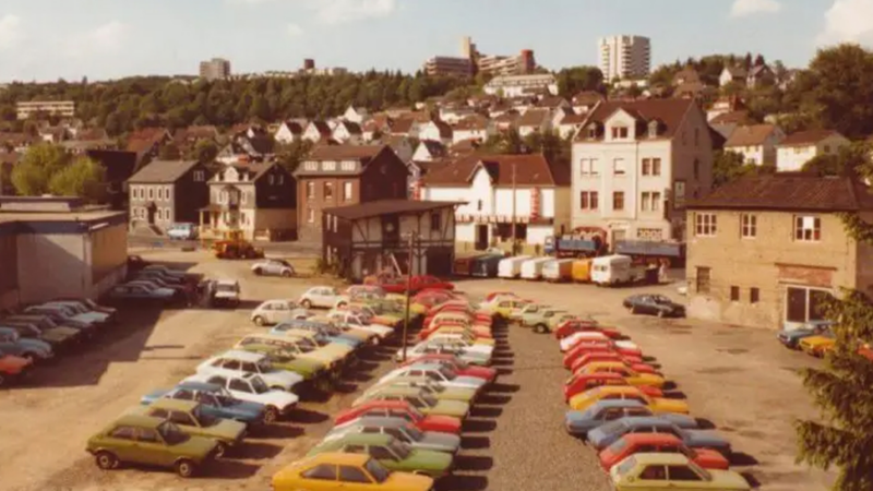 Luftaufnahme mit parkenden Autos von früher