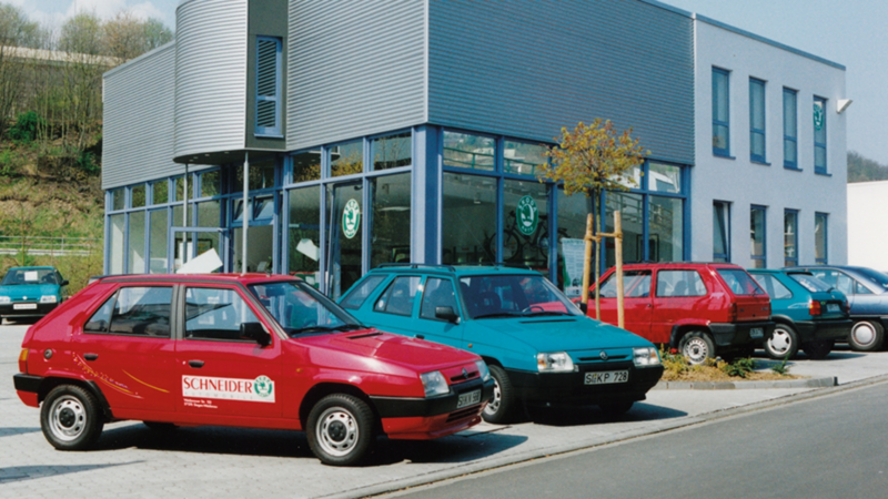 Außengelände mit parkenden Autos von früher