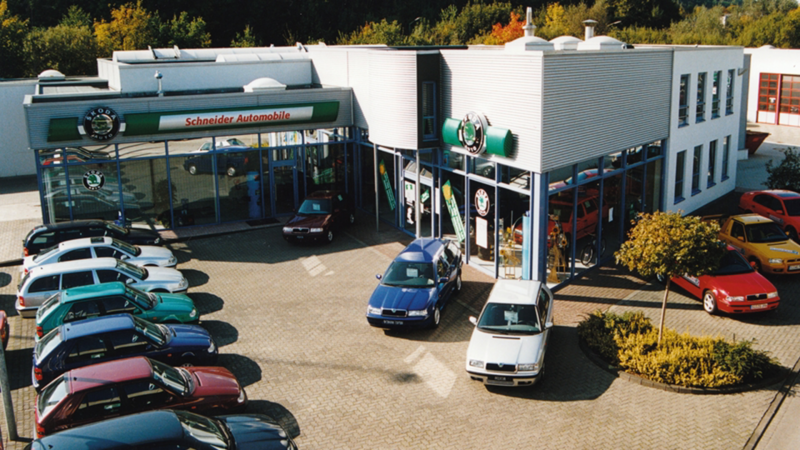 Außengelände mit parkenden Autos von früher