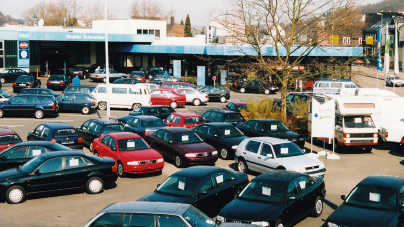 Außengelände mit parkenden Autos von früher