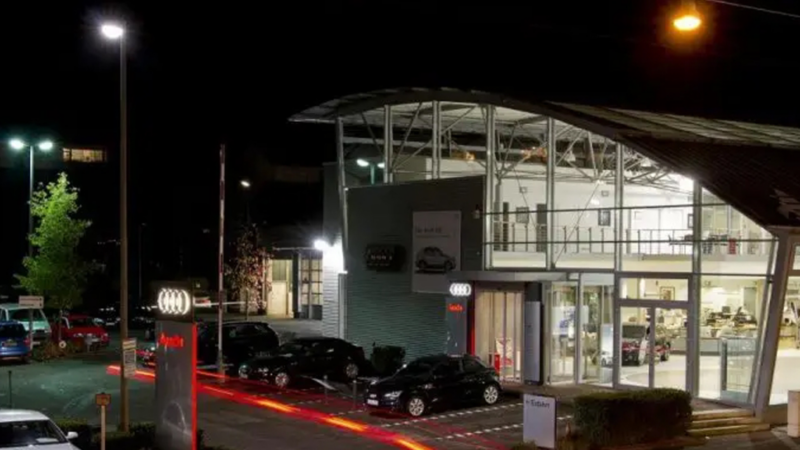 Außengelände vom Volkswagen Autohaus im Dunklen