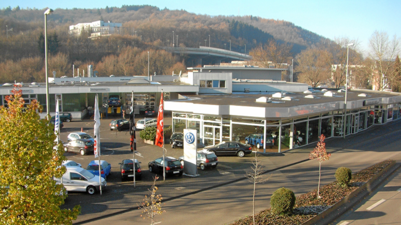 Luftaufnahme vom Außengelände mit parkenden Autos