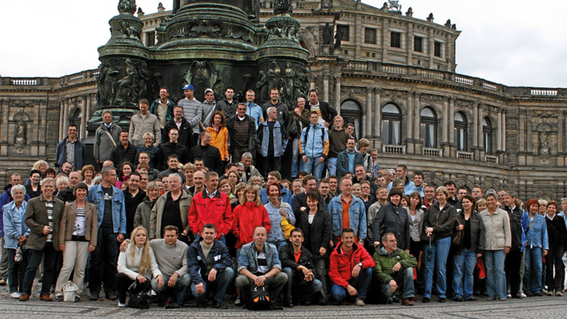 Gruppenbild vor einem historischen Denkmal