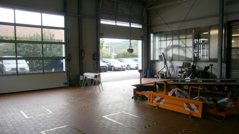 Autowerkstatt von innen mit sichtbarem Werkzeug und Hebebühne