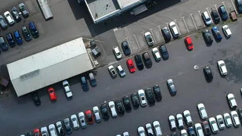 Luftaufnahme von oben mit parkenden Volkswagen