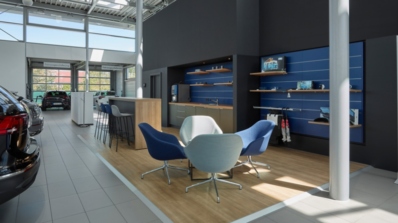 Sitzbereich für Kunden und Showroom im Volkswagen Zentrum Bamberg