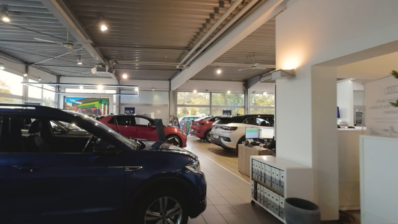 Autohaus innen, parkende VW-Fahrzeuge ausgestellt