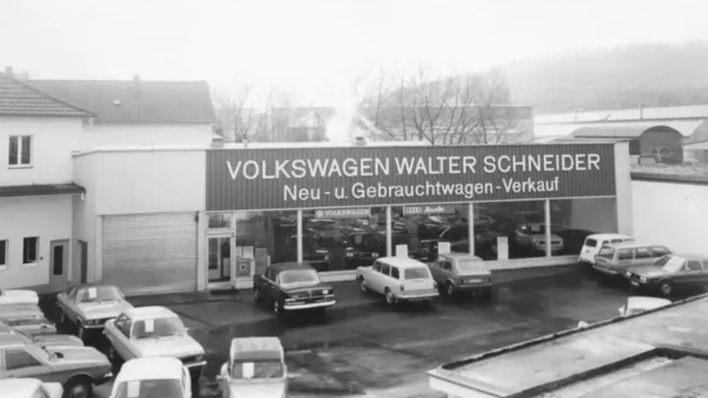 Außengelände mit parkenden Autos aus alter Zeit
