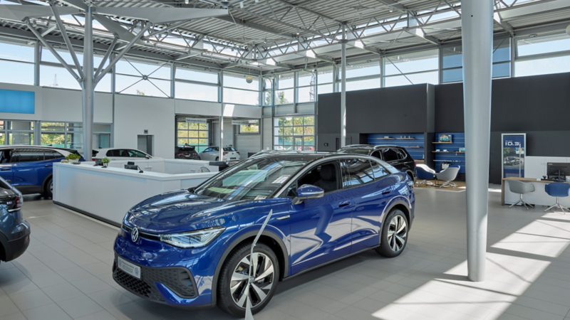 Ein blauer VW ID. 5 steht im Showroom des Volkswagen Zentrum Bamberg