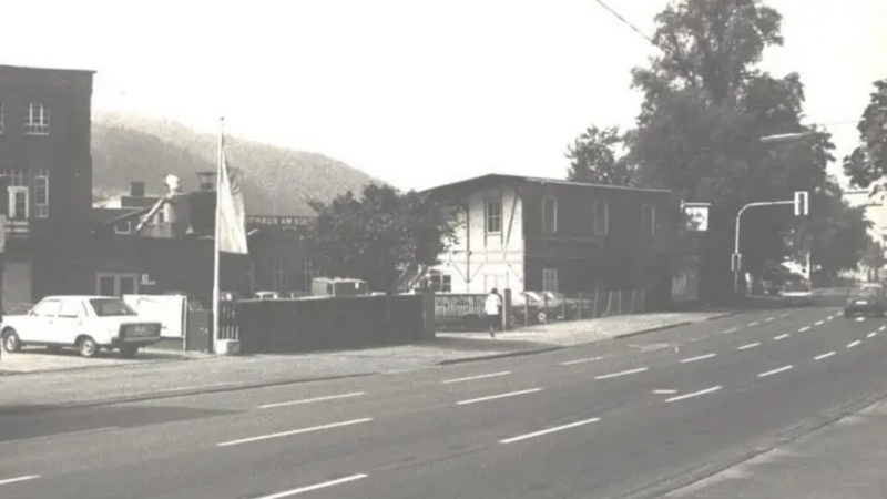 Gebäude vom Autohaus aus alter Zeit