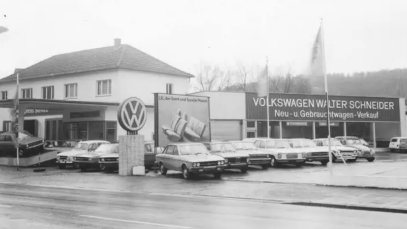 Außengelände vom Autohaus aus alter Zeit