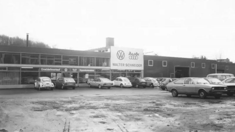 Außengelände vom Autohaus aus alter Zeit