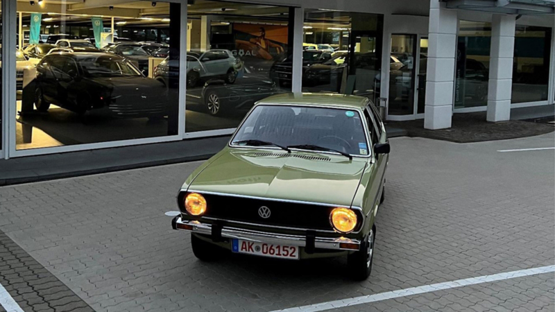 alter grüner VW Passat frontal