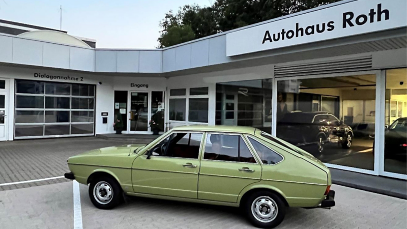 alter grüner VW Passat von der Seite