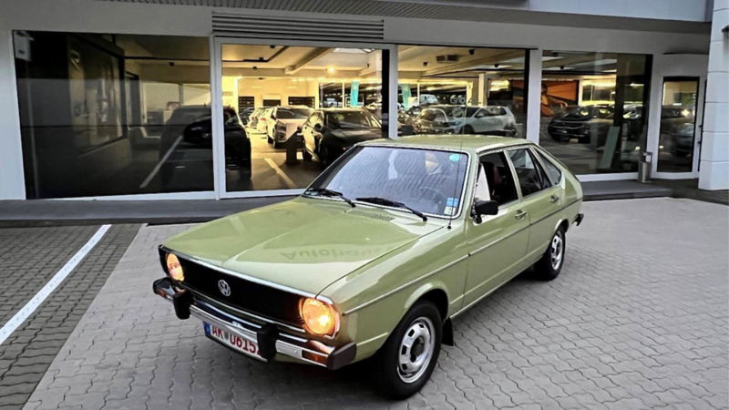 alter grüner VW Passat von vorne, seitlich