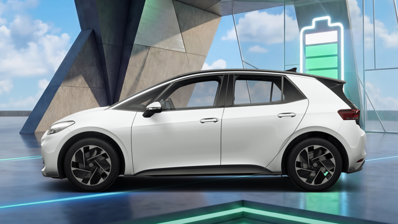 VW ID.3 parkt an einer Straße unter Bäumen.