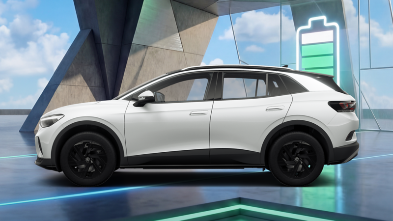 Ein blauer VW ID.4 parkt seitlich vor einem grauen, modernen Haus und lädt an der ID. Charger Wallbox. Im Hintergrund viel grün.