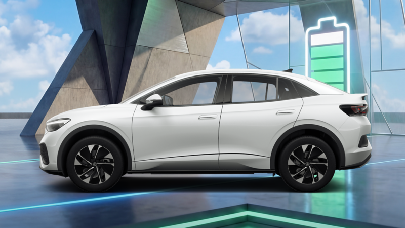 VW ID.5 steht vor einem Haus mit Ladesäule, Ansicht von schräg hinten.