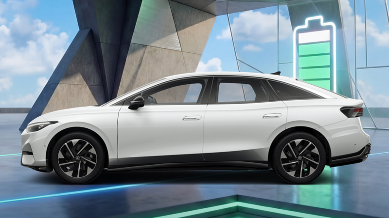 Blick von oben auf den VW ID.7, der auf einem Parkplatz in der Sonne steht.