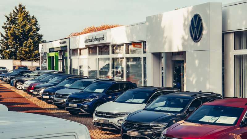 VW Modelle parken vor Autohaus Eschengrund