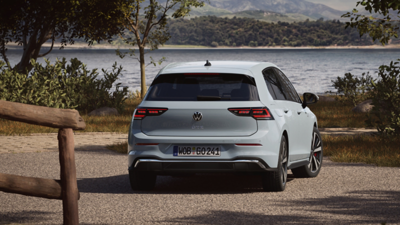 Ein grauer Golf GTE parkt vor einem See