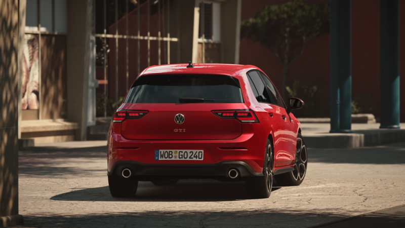 Rückansicht eines roten VW Golf GTI.