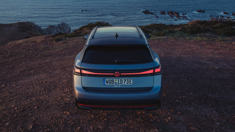 Blick von hinten auf den VW ID.7 Tourer