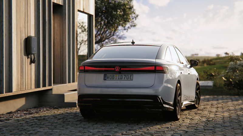 Blick auf das Heck eines VW ID.7 mit angeschalteten LED-Rückleuchten.