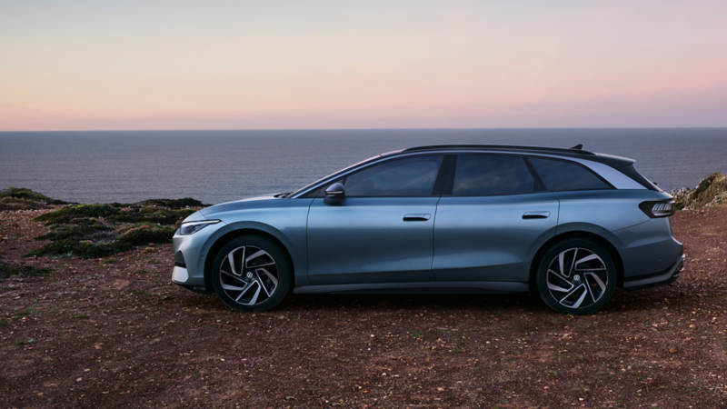 Seitlicher Blick auf den VW ID.7 Tourer