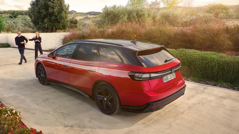Roter VW ID.7 GTX Tourer mit zwei Personen vorne
