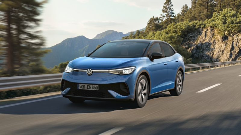 Ein VW ID.5 ENERGY fährt auf einer Landstraße, unterstützt vom IQ-Drive System.