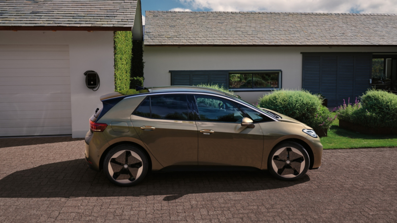 VW ID.3 parkt seitlich vor einem Haus mit Garage.