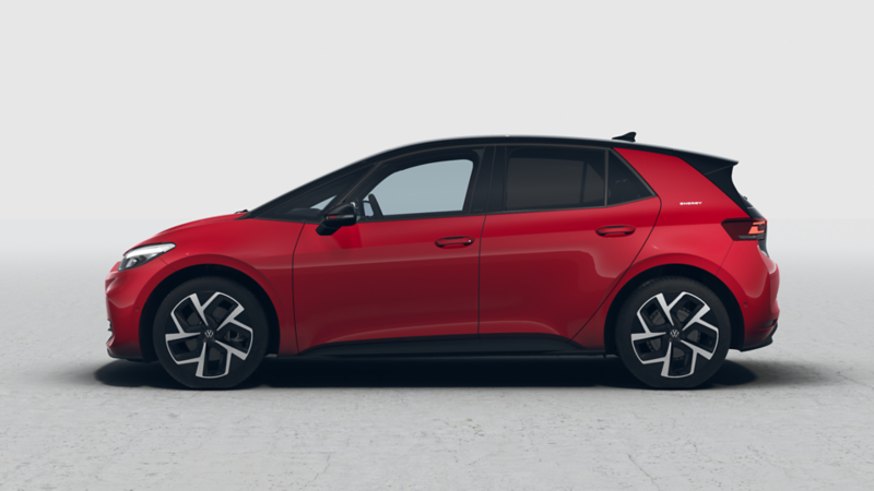 Der ID.3 in Kings Red Schwarz in der Seitenansicht mit Blick auf die Fahrerseite