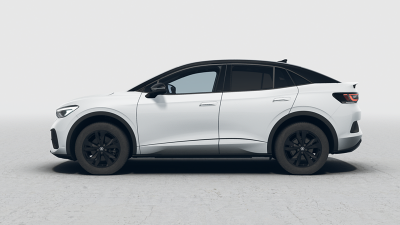 Der ID.5 in Gletscherweiss in der Seitenansicht mit Blick auf die Fahrerseite