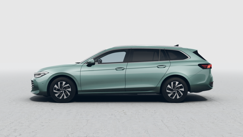 Der Passat Business in Maripositgrün in der Seitenansicht mit Blick auf die Fahrerseite