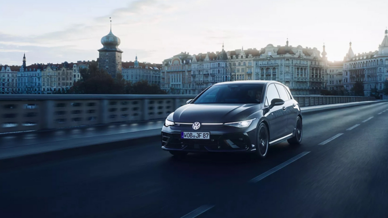 Seitliche Rücksicht VW Golf R in Delfingrau Metallic