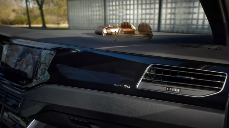 Ansicht auf  das Interior vom Beifahrersitz des Polo Edition 50.
