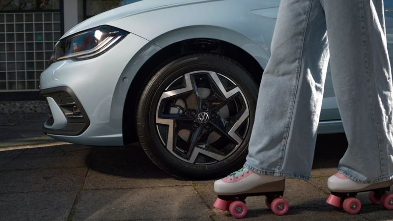 Abbildung zeigt die vordere Partie des Polo EDITION 50 hinter einer Person in Rollschuhen.