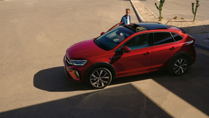 VW Taigo R-Line in Rot von oben seitlich sichtbar, optionales Panorama-Ausstell-/Schiebedach.