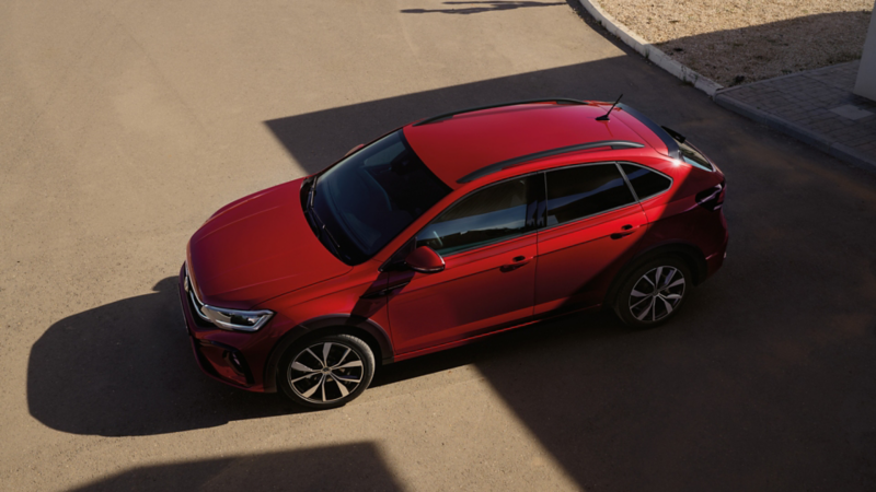 VW Taigo R-Line in Rot von oben seitlich sichtbar, Blick auf die schwarze Dachreling.