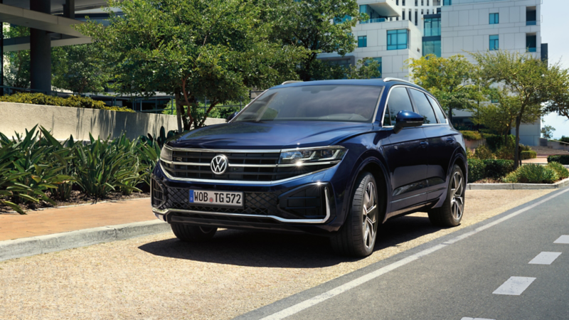 Ein VW Touareg R-Line parkt am Straßenrand, Ansicht von schräg vorne.