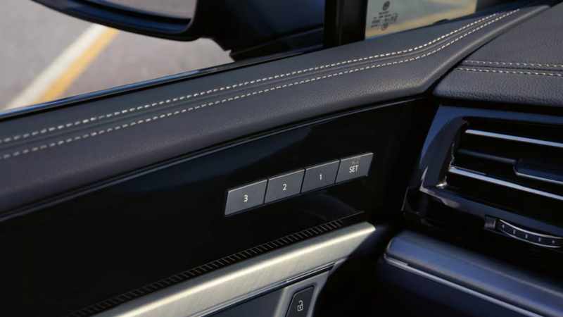 Detailansicht der durchleuchteten Einstiegsleiste mit Schriftzug ,,FINAL EDITION“.