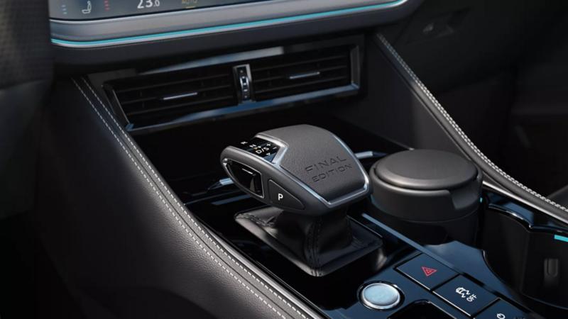 Die Mittelkonsole eines VW Touareg zeigt den Gangwahlhebel mit der Prägung ,,FINAL EDITION“ in Parkstellung.