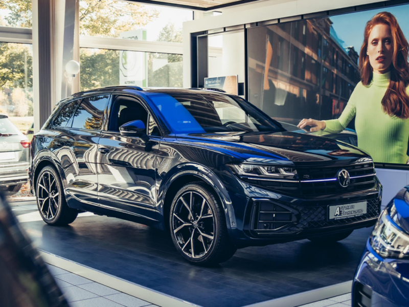 Schwarzer VW Touareg steht im Autohaus
