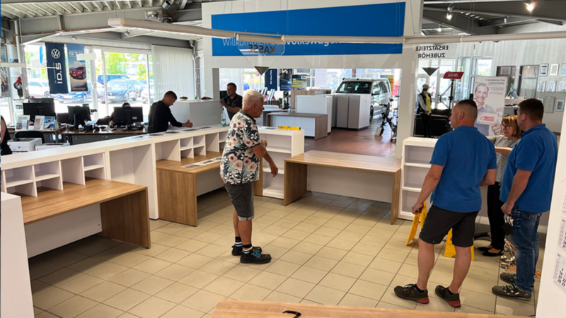 Die Tresen im Empfangsbereich von Autohaus Meinhold werden von drei Männern neu aufgebaut