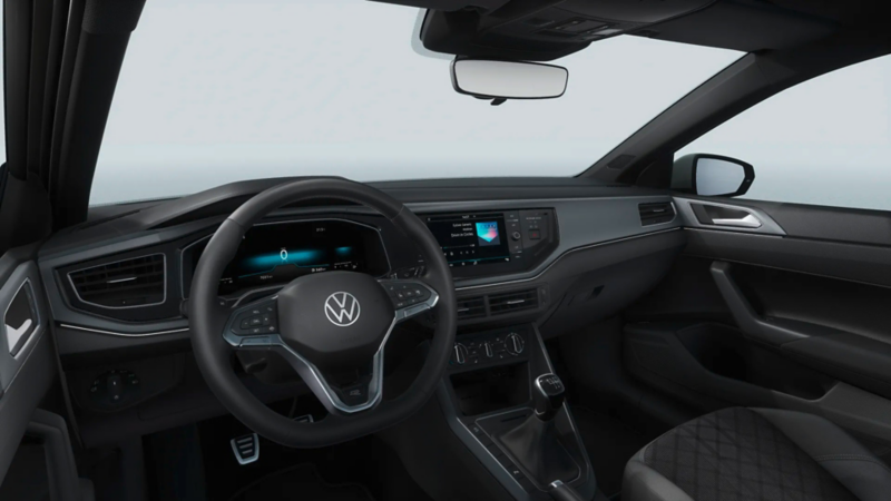 Blick auf das moderne Cockpit eines Volkswagen Polo mit voll digitalem Instrumenten-Display, einem zentralen Infotainment-Bildschirm und dem Multifunktionslenkrad samt VW-Logo.